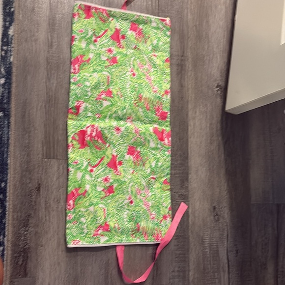 Lilly Pulitzer wash me wear me travel bag - Picture 2 of 6